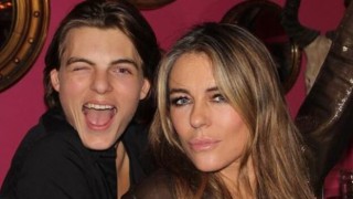 Elizabeth Hurley hem tasarlıyor hem tanıtıyor